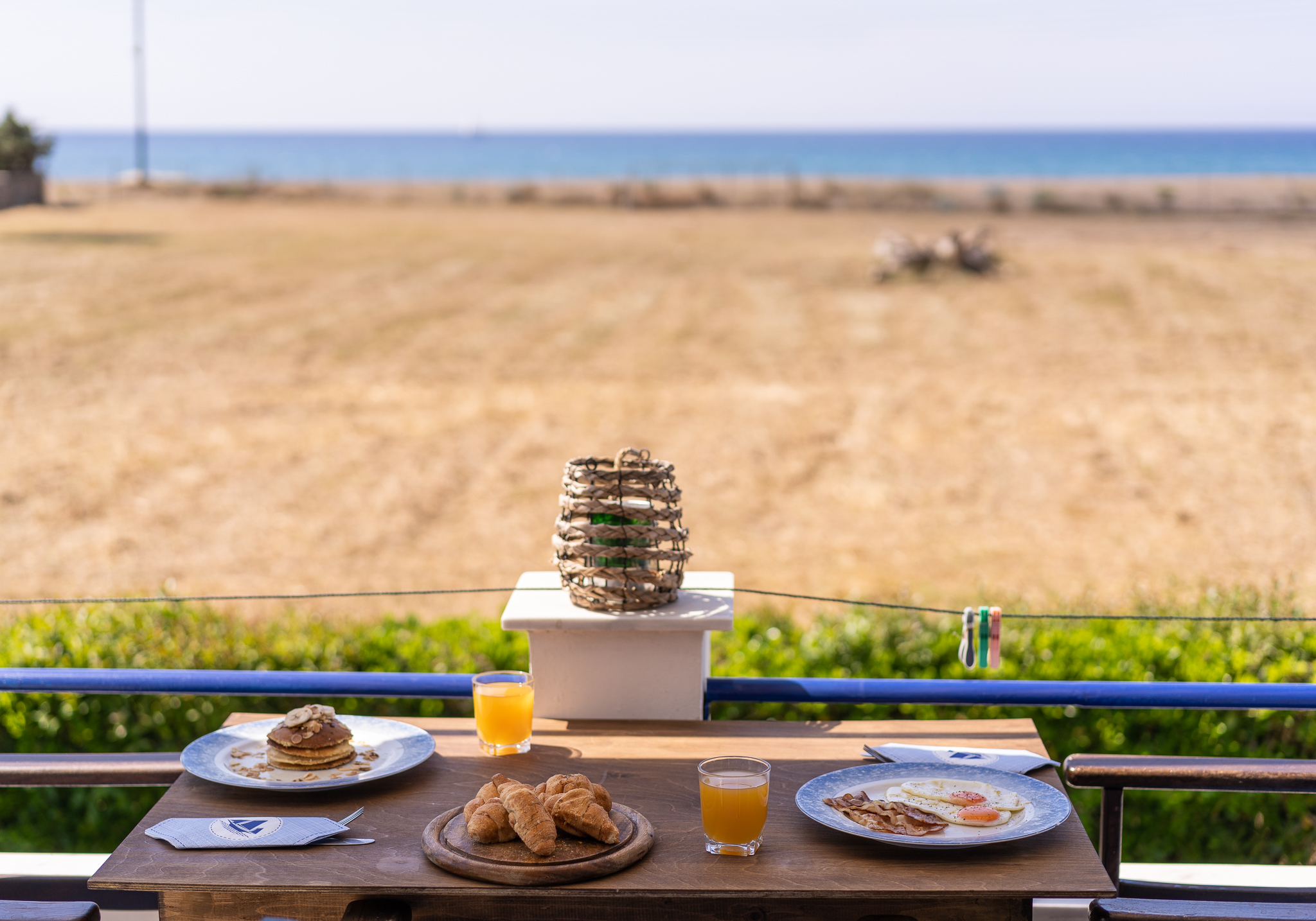 Πρωινό στη βεράντα με κρουασάν, pancakes και θέα θάλασσα – Blue Houses Φοινικούντας