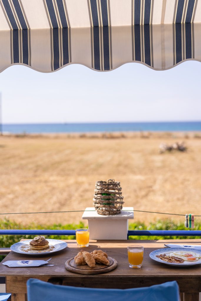 Πρωινό στη βεράντα με κρουασάν, pancakes και θέα θάλασσα – Blue Houses Φοινικούντας