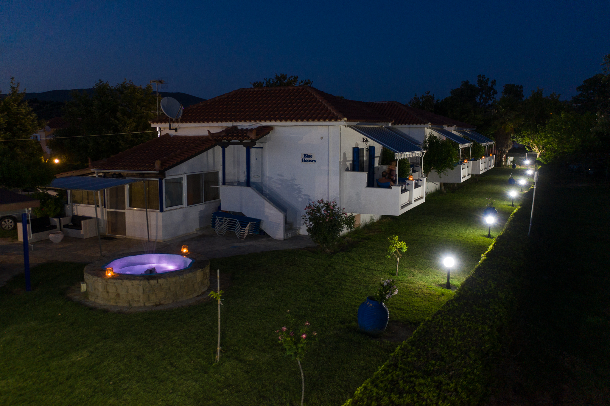 Βραδινός φωτισμός στον κήπο των Blue Houses Φοινικούντας με σιντριβάνι και ιδιωτικές βεράντες