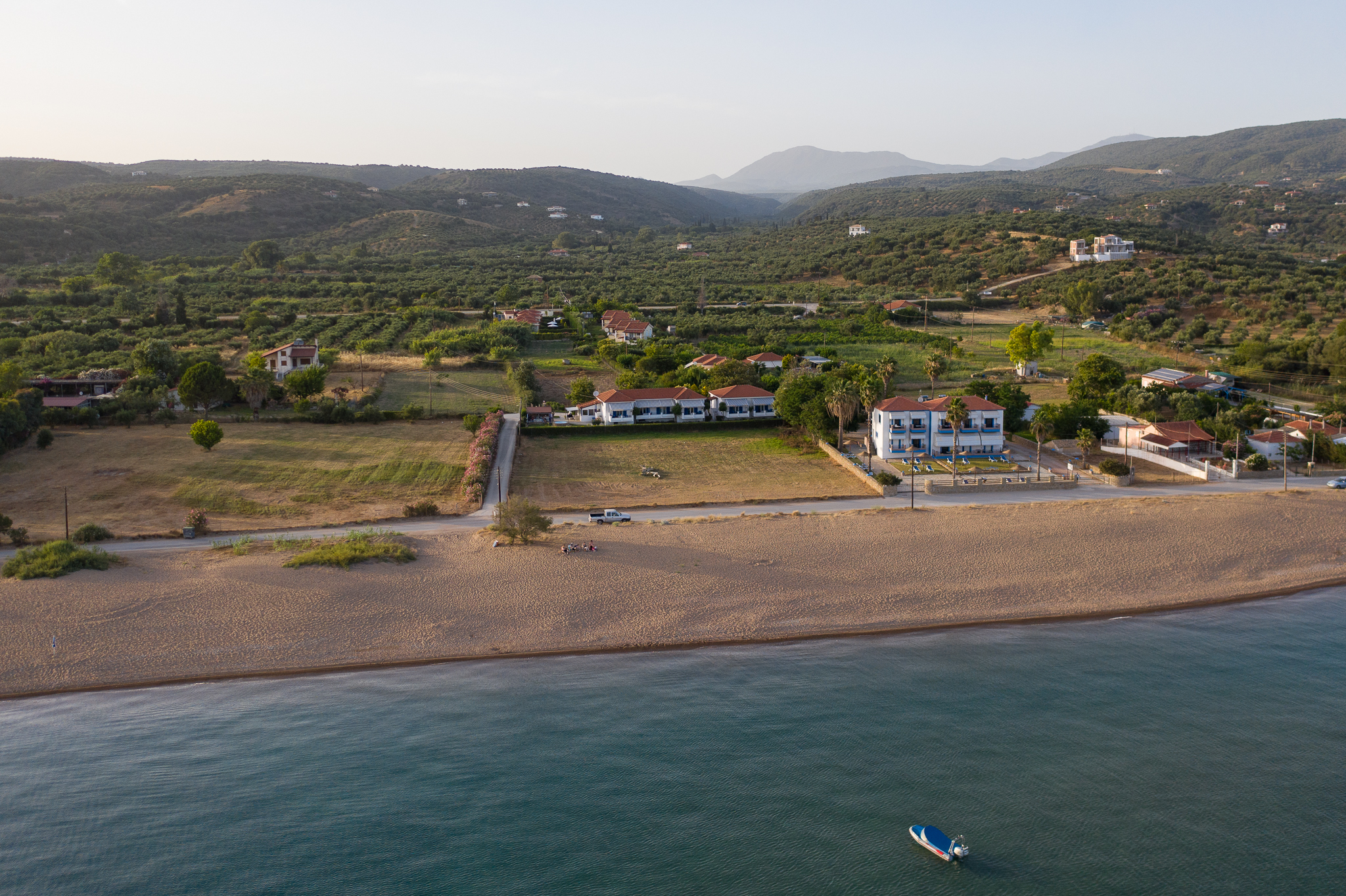 Αεροφωτογραφία των Blue Houses στη Φοινικούντα, δίπλα στην παραλία