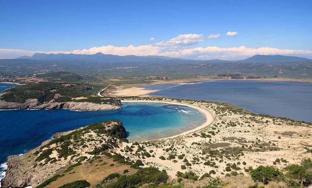 Παραλία Βοϊδοκοιλιά με γαλαζοπράσινα νερά και θέα στη λιμνοθάλασσα του Διβαρίου – Μεσσηνία